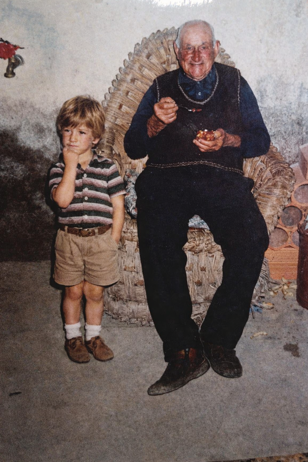 Avô Zé e o neto, na adega